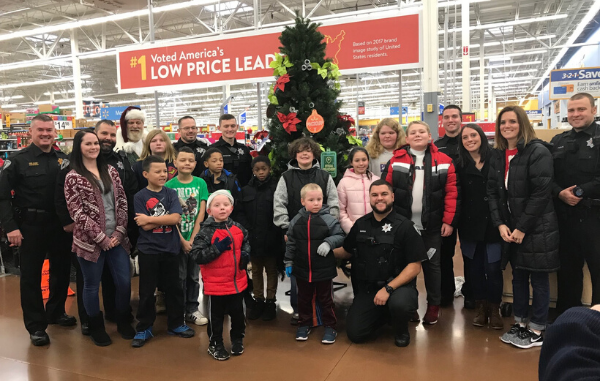 Christmas_Shop_with_a_cop_2018