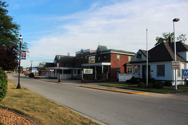 outside front of Begger's Pizza in Bourbonnais, Illinois